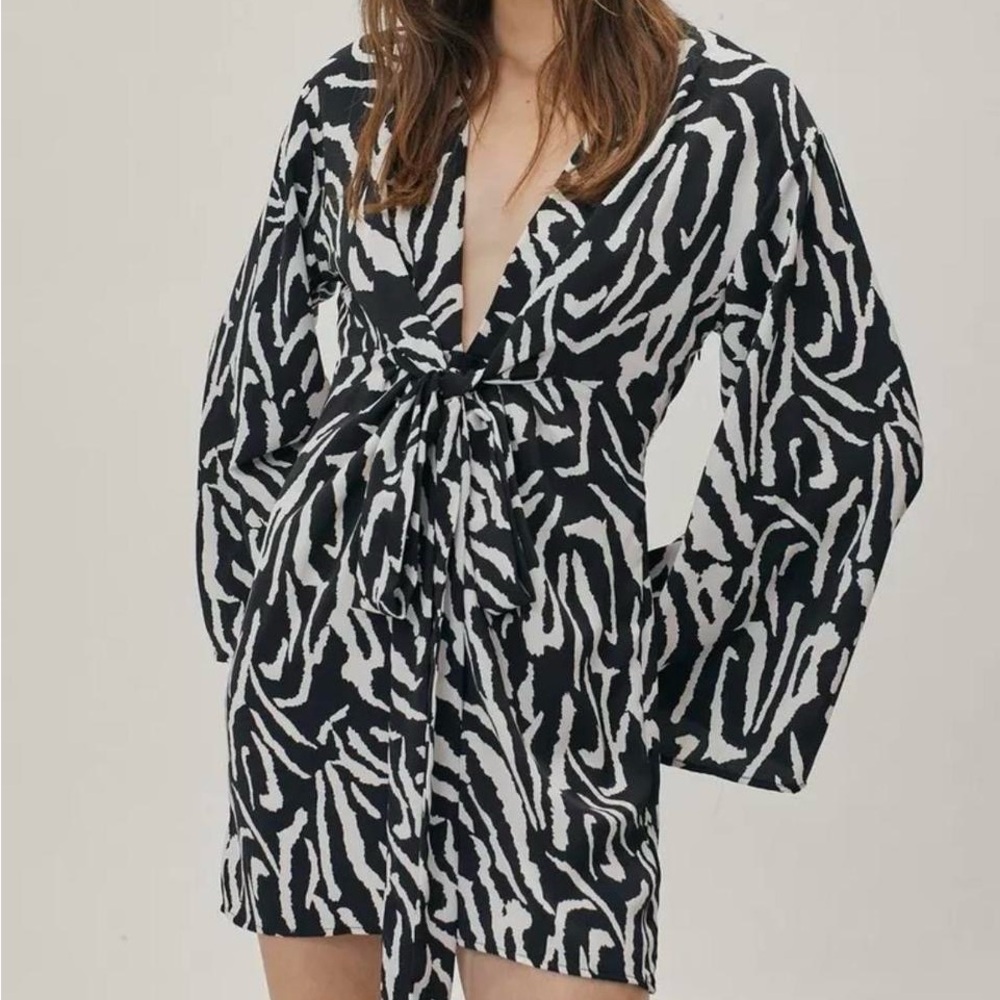 Nasty Gal zebra print long sleeve dress - Picture 2 of 3
